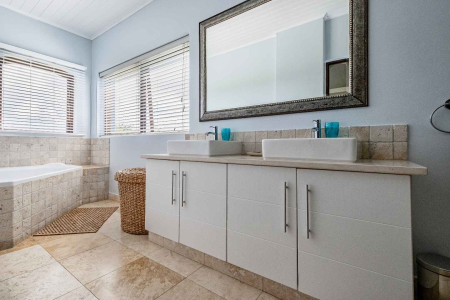 5 Bedroom Property for Sale in Oubaai Western Cape